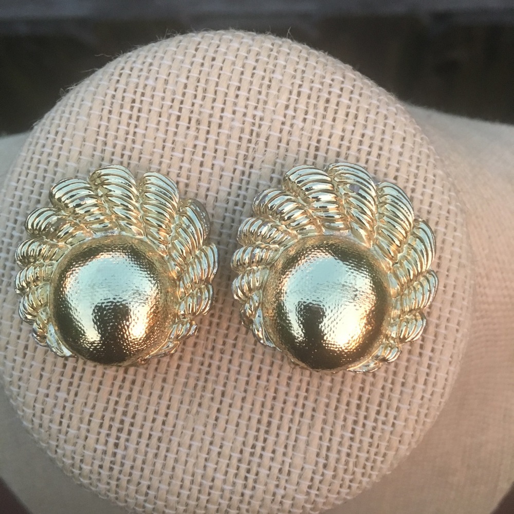 Gold Tone Shells Clip On Earrings